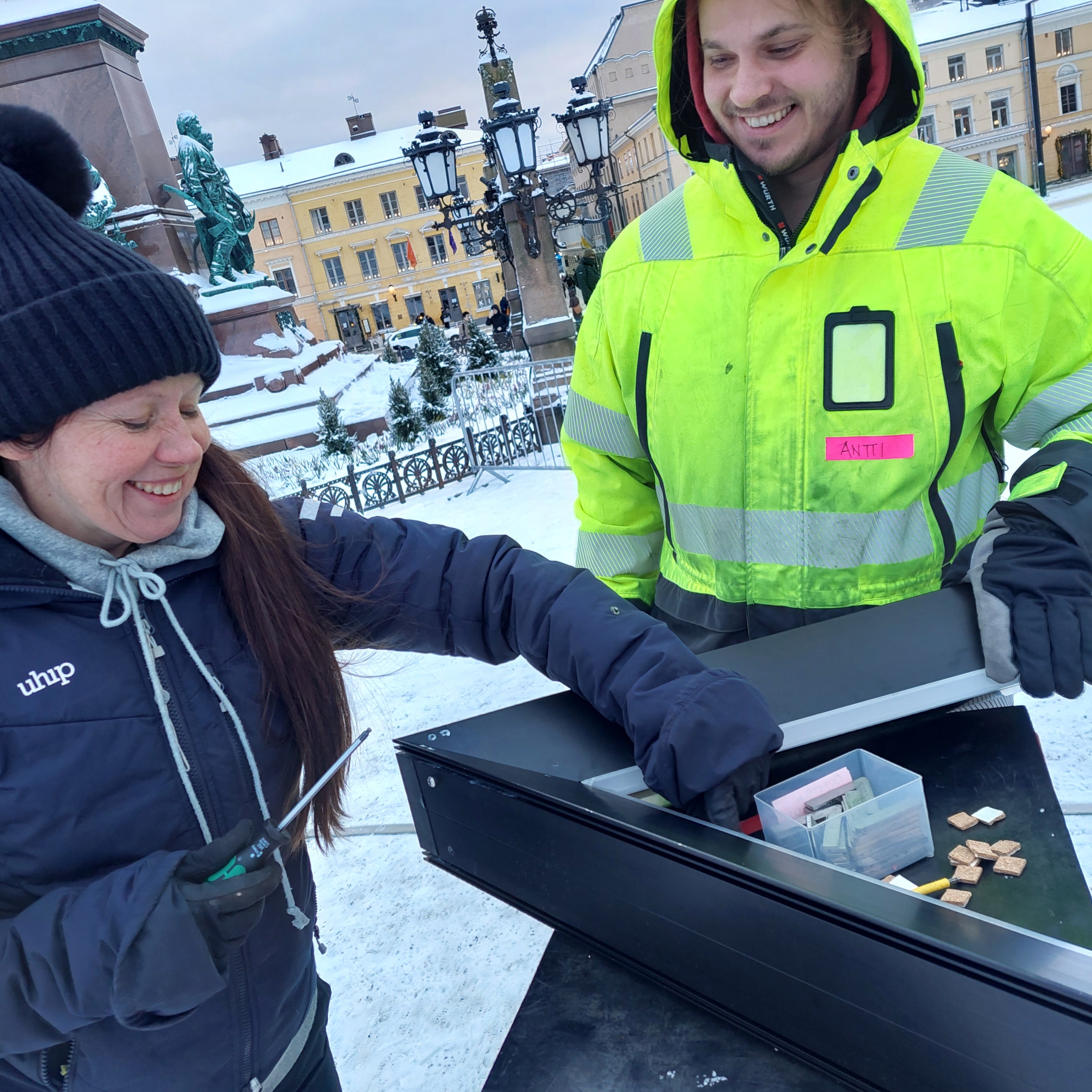 Ulkomaisilla taiteilijoilla on aina myös paikallista apua. Kuvassa Ilona Leppänen ja Antti Ovaska.