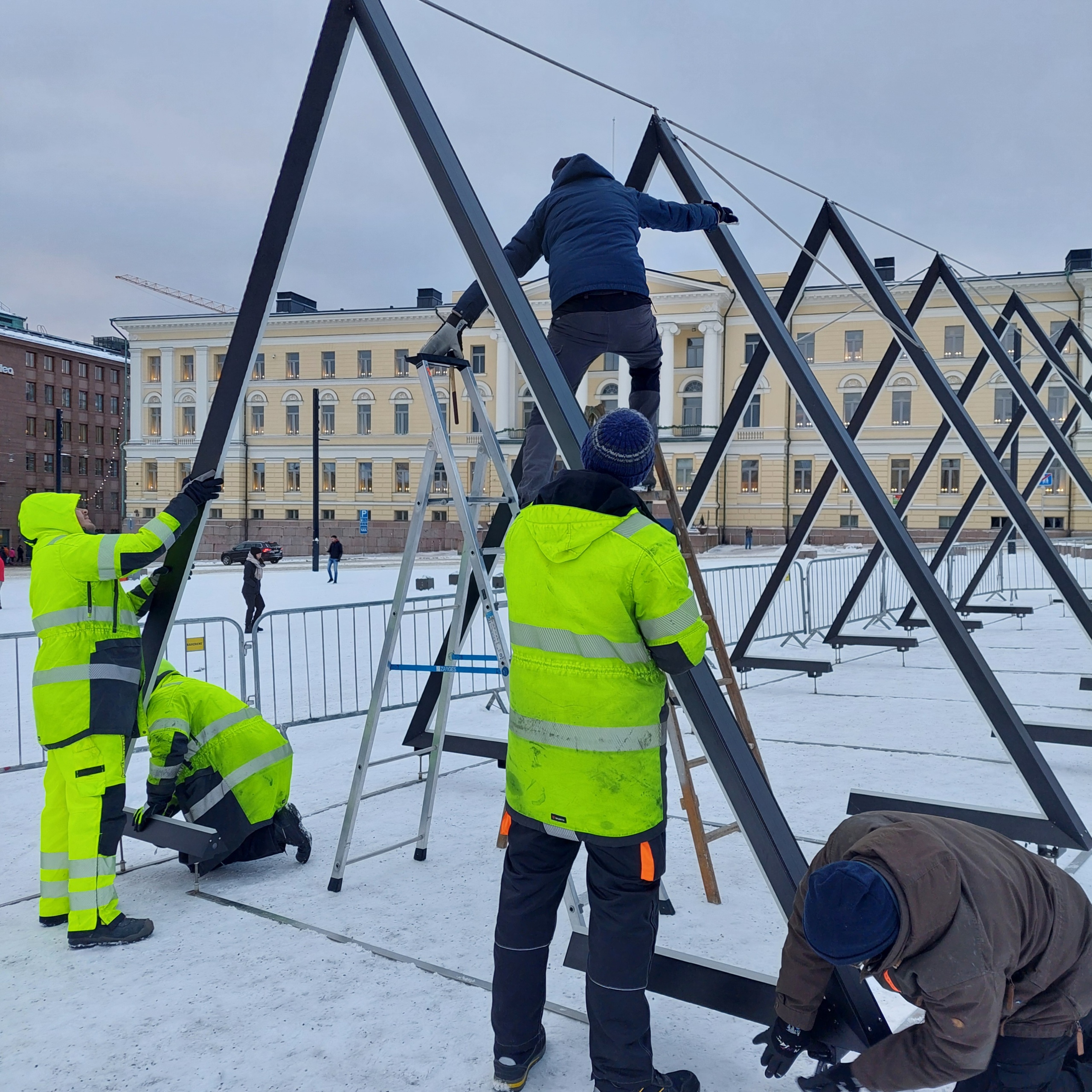 The Wave -teoksen rakentaminen Senaatintorille oli ryhmätyötä.